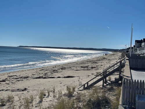 Beautiful Beach Cottage steps away from private Moody Beach!