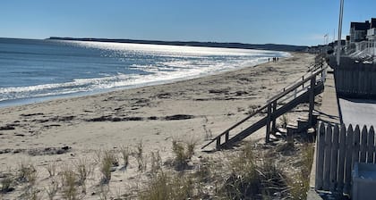 Beautiful Beach Cottage steps away from private Moody Beach!