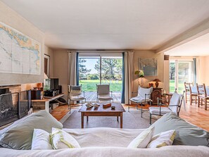 TV, fireplace - Le Prado by Interhome (Saint Philibert)