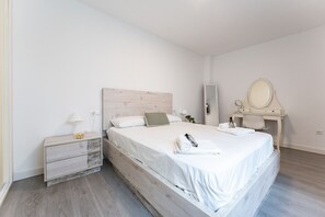 2 bedrooms, iron/ironing board, free WiFi, bed sheets - MalagaSuite Marconi Fuengirola (Fuengirola)