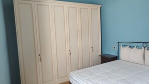 3 bedrooms, bed sheets