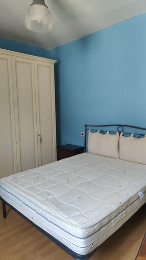 3 bedrooms, bed sheets