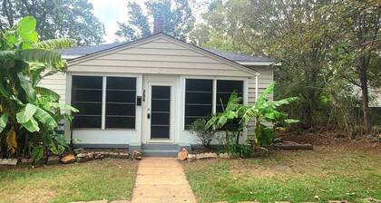 Charming 3-bedroom house with WiFi and AC in Kings Mountain!