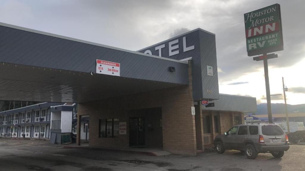 Un motel con un cartel que indica una altura libre de 3,6 metros.