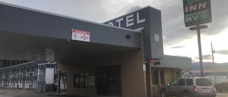 Un motel con un cartel que indica una altura libre de 3,6 metros.