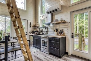 Kjøleskap, mikrobølgeovn, ovn og kokeplater