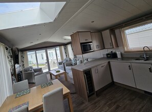 Chalet | Private kitchen | Fridge, microwave, oven, stovetop - Mini Lodge Robin Hood Holiday Park (Rhyl)