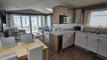 Chalet | Private kitchen | Fridge, microwave, oven, stovetop