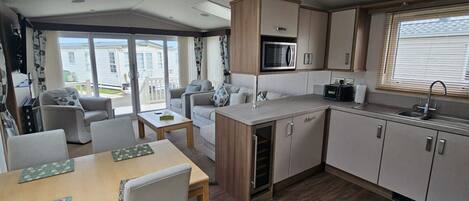 Chalet | Private kitchen | Fridge, microwave, oven, stovetop
