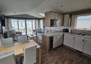 Chalet | Private kitchen | Fridge, microwave, oven, stovetop - Mini Lodge Robin Hood Holiday Park (Rhyl)