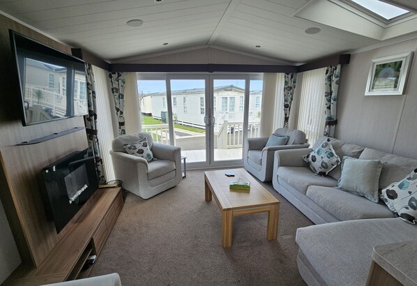 Chalet | Living area | TV - Mini Lodge Robin Hood Holiday Park (Rhyl)