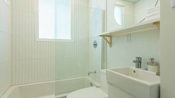 Hårføner, håndklær, såpe og sjampo