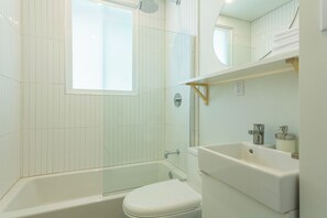 Haartrockner, Handtücher, Seife, Shampoo