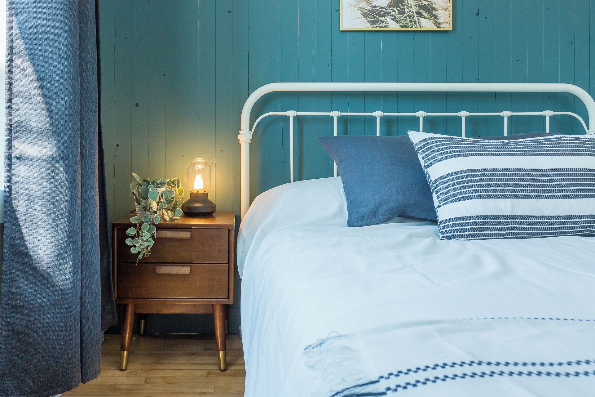 2 室のベッドルーム、デスク、アイロン / アイロン台、旅行用ベビーベッド