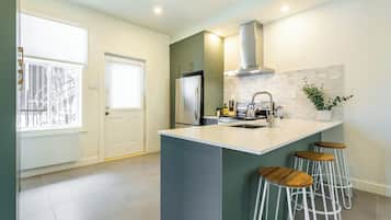 Kjøleskap, mikrobølgeovn, ovn og kokeplater