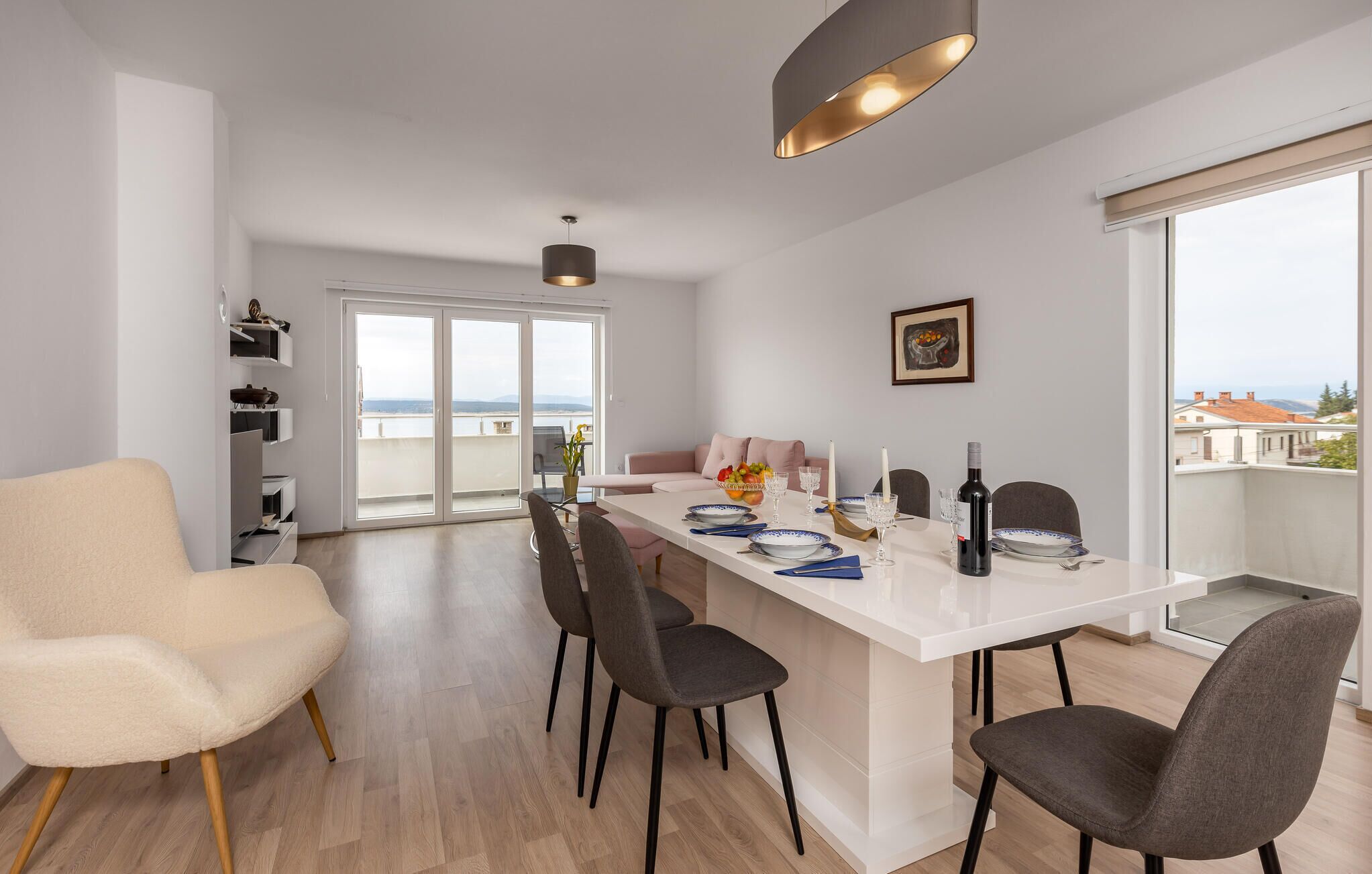 Eine moderne Wohnung mit Essbereich, Sofa und Blick auf die Stadt.