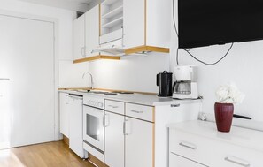 Frigorífic, placa de cuina i cafetera i tetera