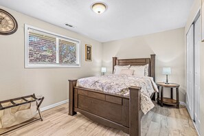 3 habitaciones, tabla de planchar con plancha y cuna de viaje 
