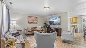 A living room with a sofa, armchairs, a coffee table, and a TV. - Beautiful & Comfortable Home in Central Point (Central Point)