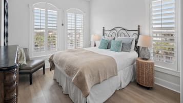 Appartement, meerdere bedden, balkon, uitzicht op oceaan (#B401 - No Pets Allowed) | 3 slaapkamers, individueel gedecoreerd, individueel gemeubileerd