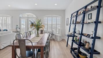 Appartement, meerdere bedden, balkon, uitzicht op oceaan (#B401 - No Pets Allowed) | Dineren