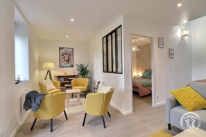 TV, books - Chez Reine - MEZIERES SUR COUESNON (MEZIERES SUR COUESNON)