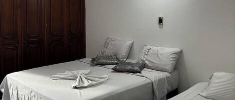 5 bedrooms, iron/ironing board, WiFi, bed sheets