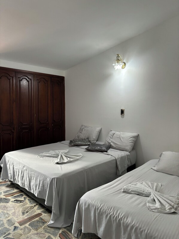 5 chambres, fer et planche à repasser, Wi-Fi, draps fournis