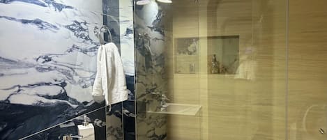 Bruser, hårtørrer, bidet, håndklæder