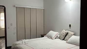 5 habitaciones, tabla de planchar con plancha, wifi y ropa de cama