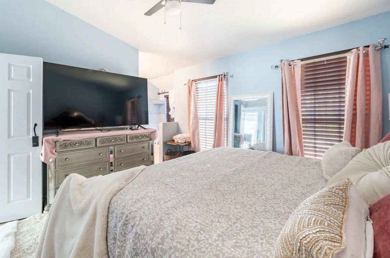 3 habitaciones, tabla de planchar con plancha, wifi y ropa de cama 