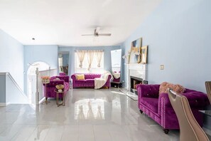 Smart TV, fireplace - Charming 3-bedroom house with WiFi, AC in enjoyable Lithonia (Lithonia)