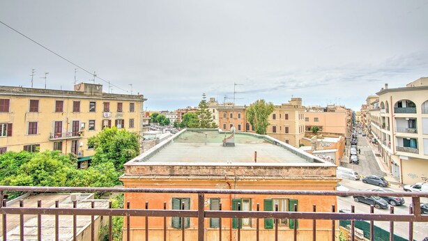 A view of a cityscape with buildings, a street, and a clear sky. - Apartment in the heart of Civitavecchia (Civitavecchia)