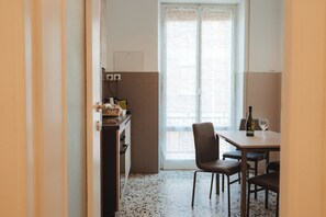 Fridge, oven, stovetop, coffee/tea maker