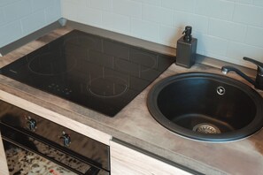 Réfrigérateur, four, plaque de cuisson, cafetière/bouilloire