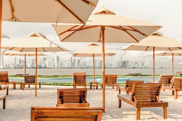 Plage, chaises longues