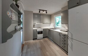 Kjøleskap, ovn, kokeplater og kaffetrakter/tekoker