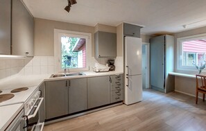 Fridge, oven, stovetop, coffee/tea maker