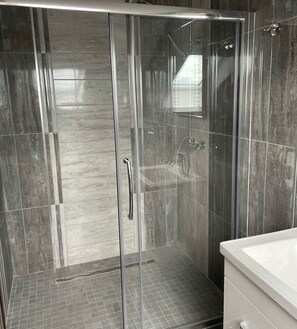 Bathroom - Luxury Waterfront Apartment (Cuilmore)