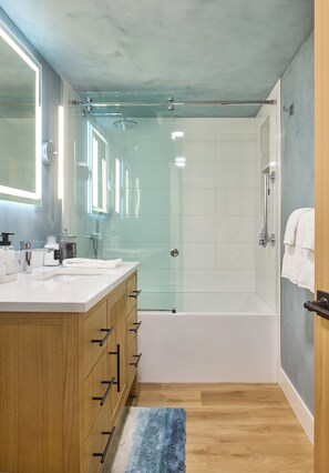 Amenidades de baño ecológicas, secadora de cabello, toallas, jabón 