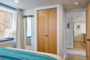 2 bedrooms, desk, iron/ironing board, travel crib - Private Luxury Suite in the heart of Seattle (Seattle)