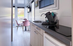 Kjøleskap, kokeplater og kaffetrakter/tekoker