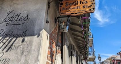 Superhost 2-bedroom gated condo. 1 block from French Quarter. Parking available