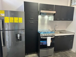 Fridge, microwave, oven, stovetop - Spacious Home W Private Parking (San Salvador)