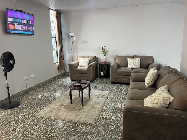 Spacious Home W Private Parking - San Salvador