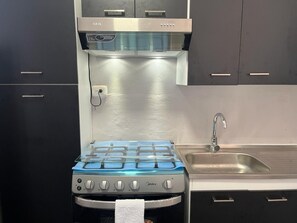 Geladeira, micro-ondas, fogão, cooktop