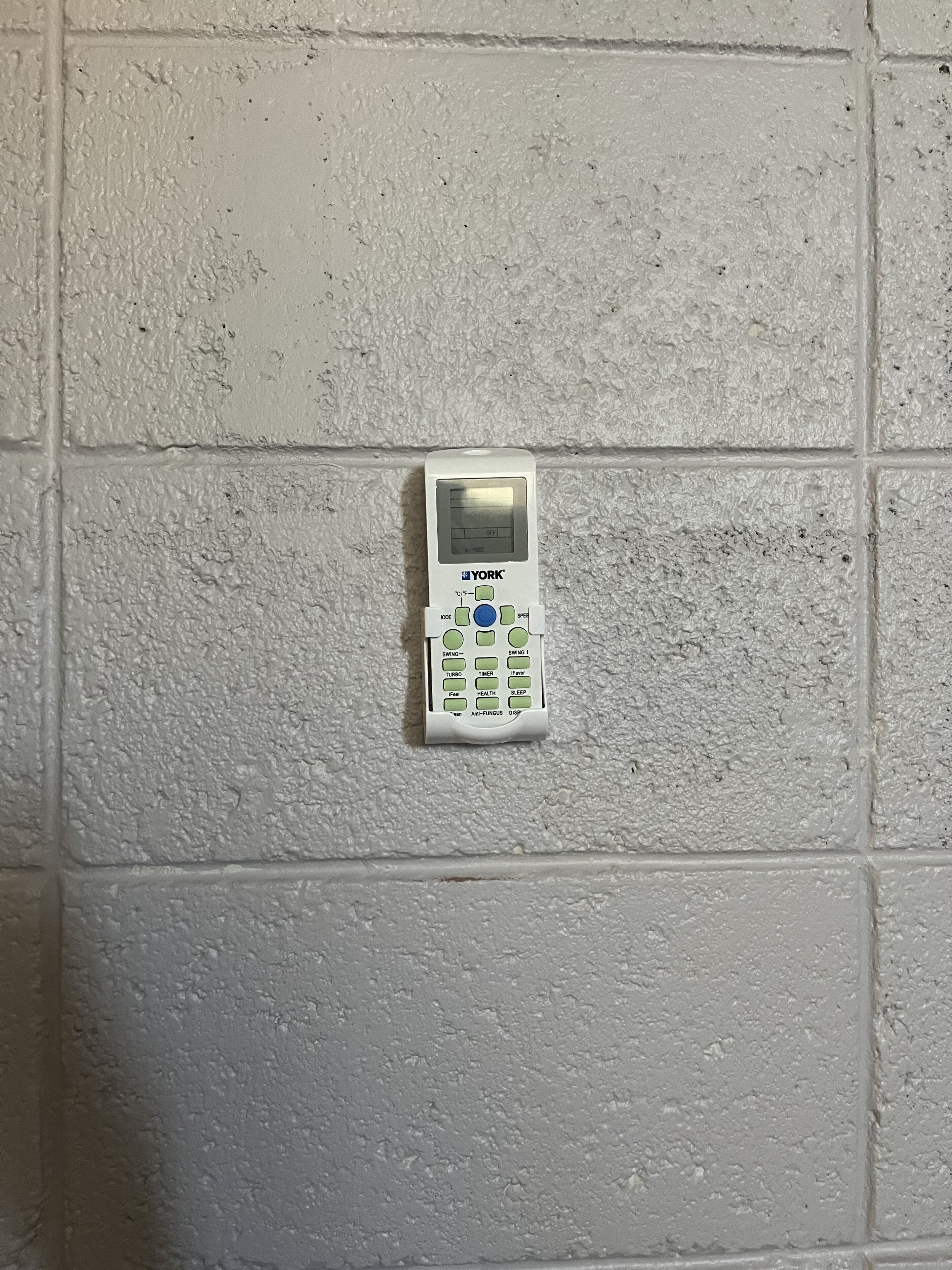 Termostato York instalado en una pared blanca con textura.