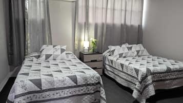 3 quartos, cofres nos quartos, ferros/tábuas de passar roupa