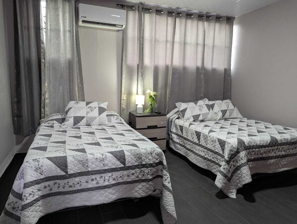 3 bedrooms, in-room safe, iron/ironing board, free WiFi - Spacious Home W Private Parking (San Salvador)