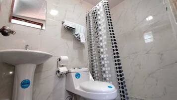 Een douche, een haardroger, handdoeken, zeep